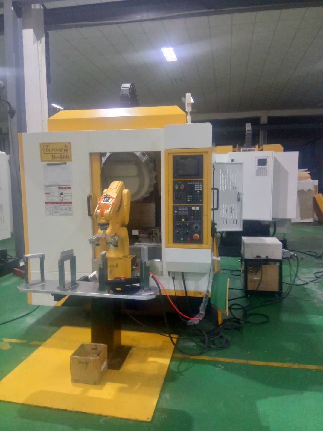 高速钻孔攻牙机D-600 (带机械手，全自动上下料）